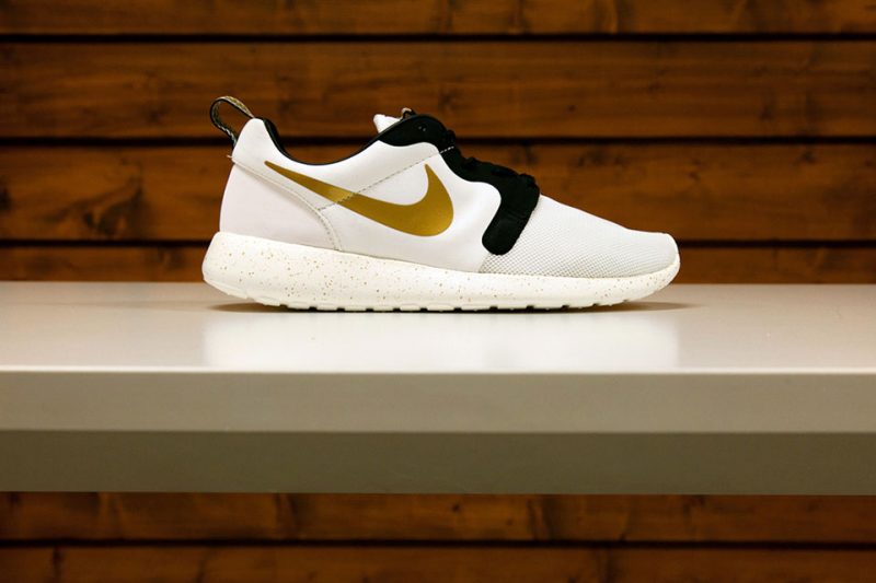 nike roshe run gold trophy