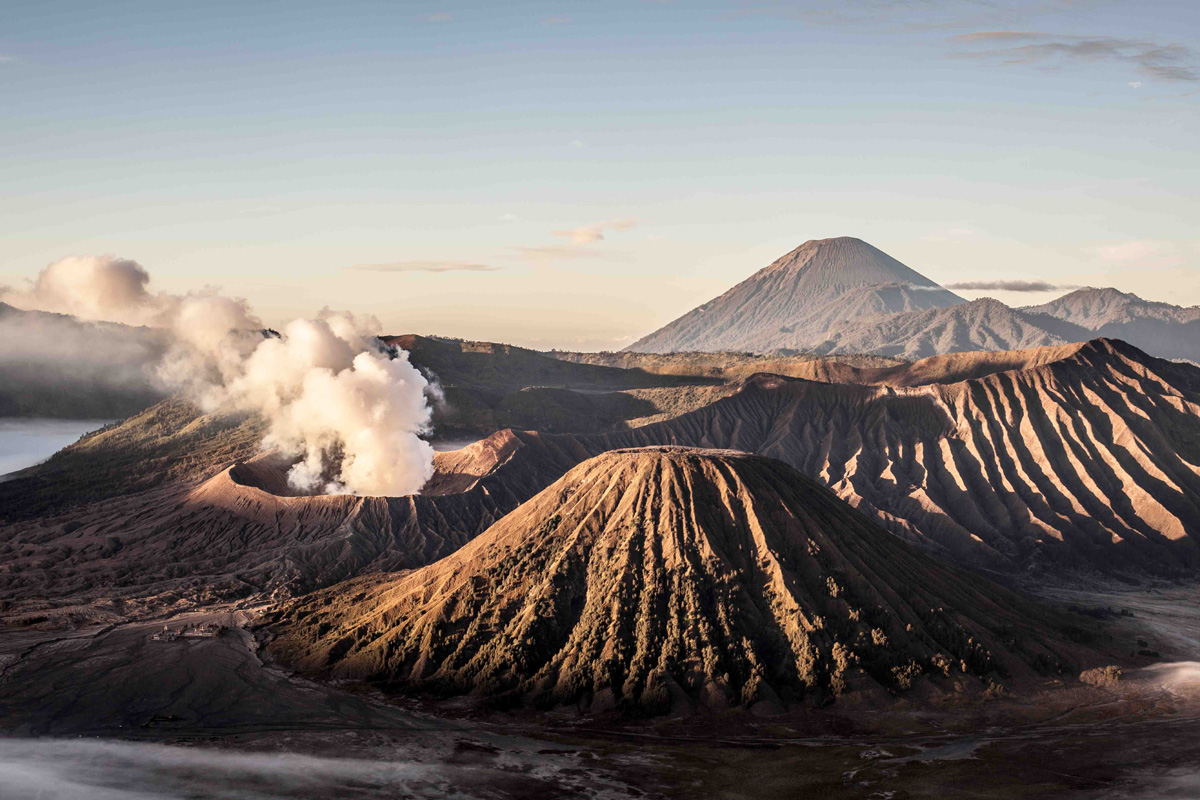 Sur les volcans de Java  en Indon sie